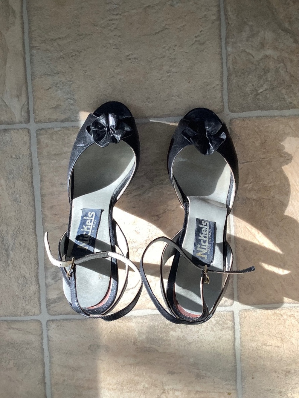 NICKELS BLACK LEATHER SIZE 7 1/2 HEELS MADE IN ITALY VERY GOOD CONDITION